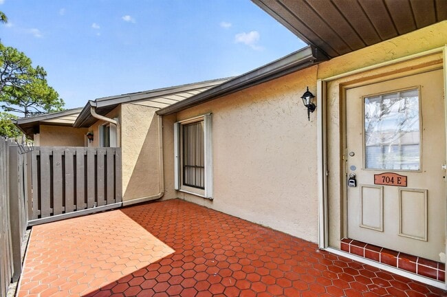 Foto del edificio - 704 Sunny Pine Way