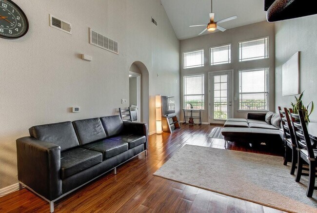 Building Photo - 2505 San Gabriel St