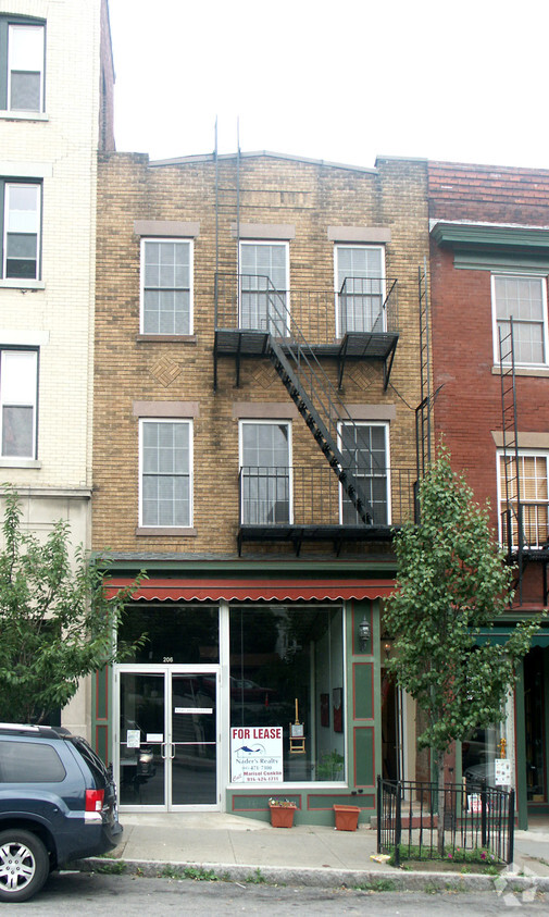 Building Photo - 206 Main St