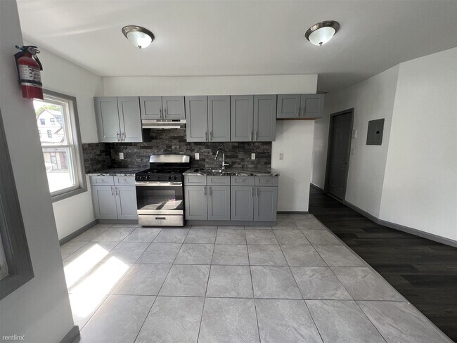 Building Photo - 2 br, 1 bath 4plex - 143 Valley Rd Apt 2R