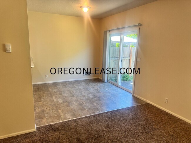 Foto del edificio - 3 bedroom North Eugene duplex home with full sized garage