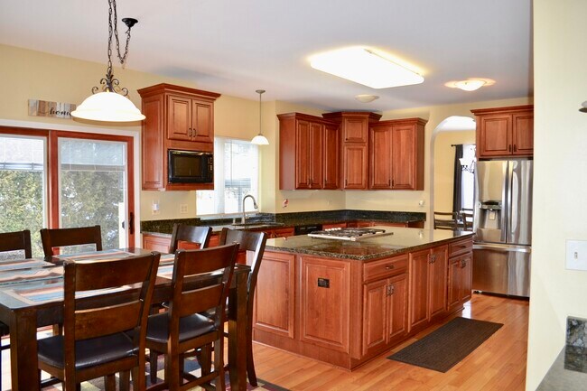 Building Photo - 668 Treetop Ln