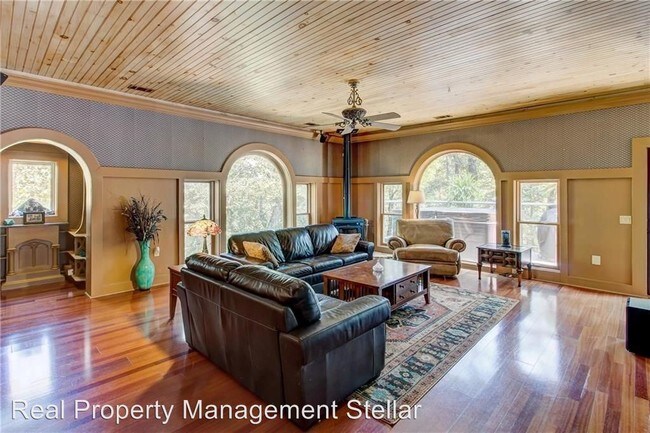 Building Photo - 3 br, 2.5 bath House - 7628 Pine Place