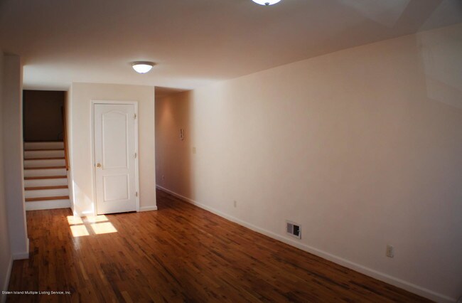 Building Photo - 16 Wellbrook Ave