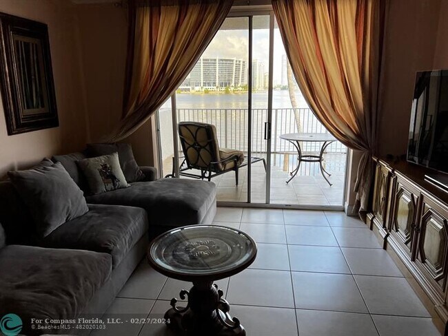 Foto del edificio - 18260 N Bay Rd