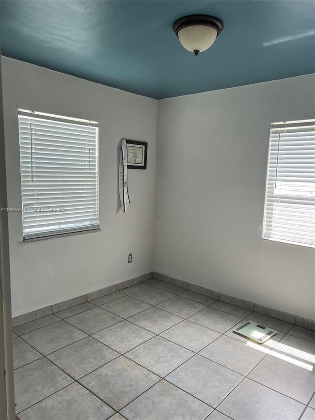 Foto del edificio - 7595 SW 28th Street Rd