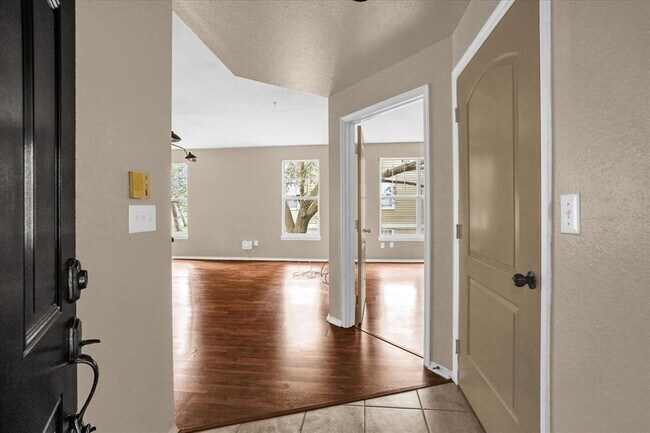 Foto del edificio - 404 Summit Ridge Pl