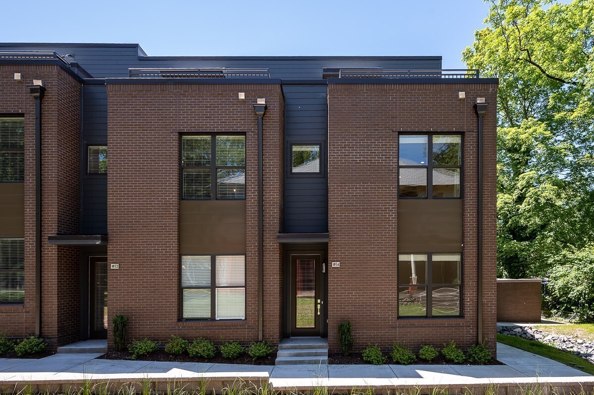Primary Photo - 900 Meridian St