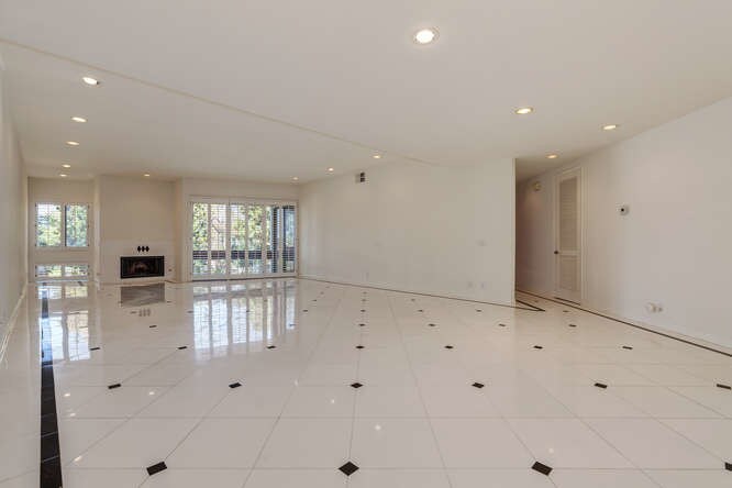Open spacious living room - 750 S Bundy Dr