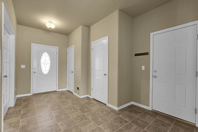 Foto del edificio - $2,490.95 - 4 Bed, 2.5 Bath Home in CO Springs with Fenced in Yard and 3 Car Garage!