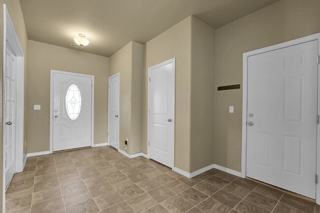 Foto del edificio - $2,540.95 - 4 Bed, 2.5 Bath Home in CO Springs with Fenced in Yard and 3 Car Garage!