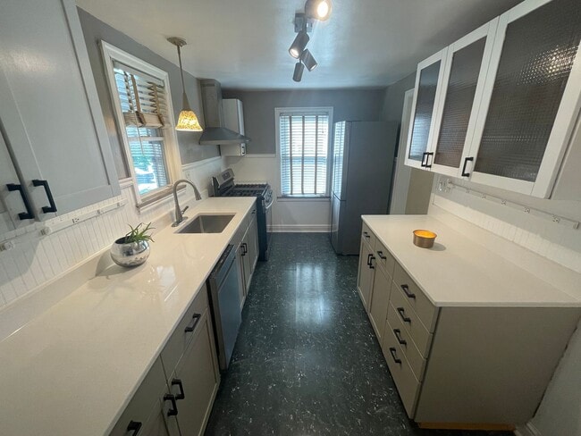 Building Photo - Updated and Spacious Single-Family Home ri...