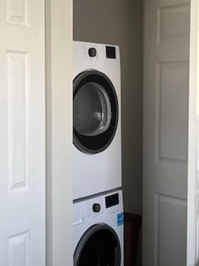 Building Photo - Beautiful apartment with assigned parking.