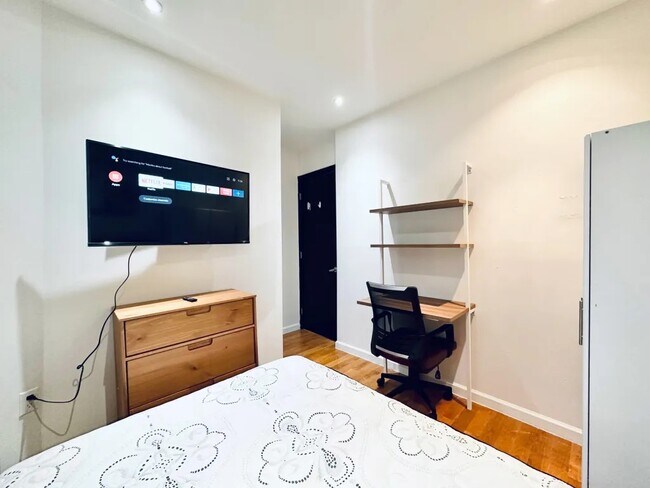 Foto del edificio - Furnished room/NOT APARTMENT