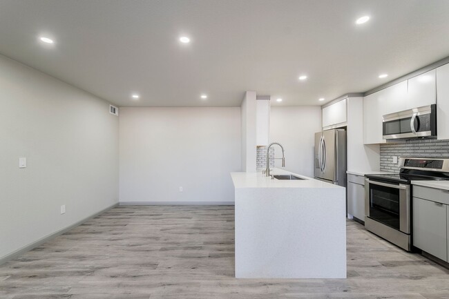 Building Photo - HIGHLY UPGRADED 1 BEDROOM CONDO WITH CAR G...