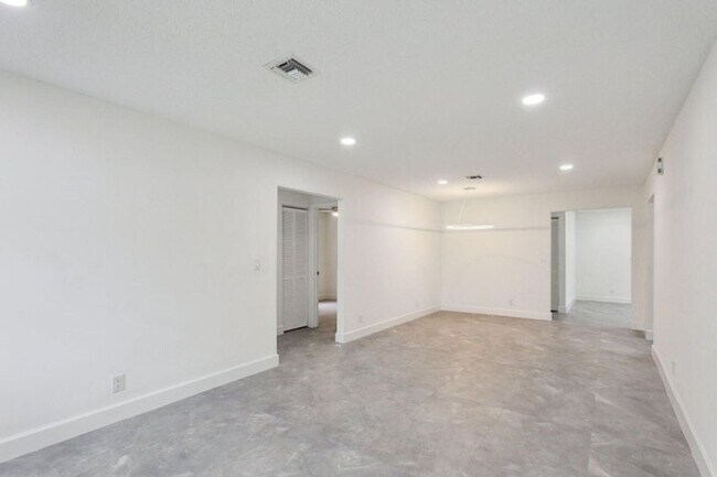 Building Photo - 604 SE 4th Avenue, Delray Beach, FL 33483
