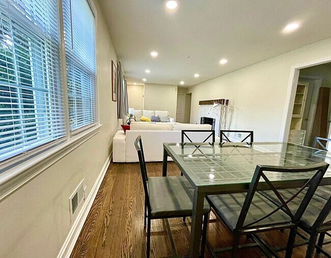 Foto del edificio - 5901 Middleton Ln