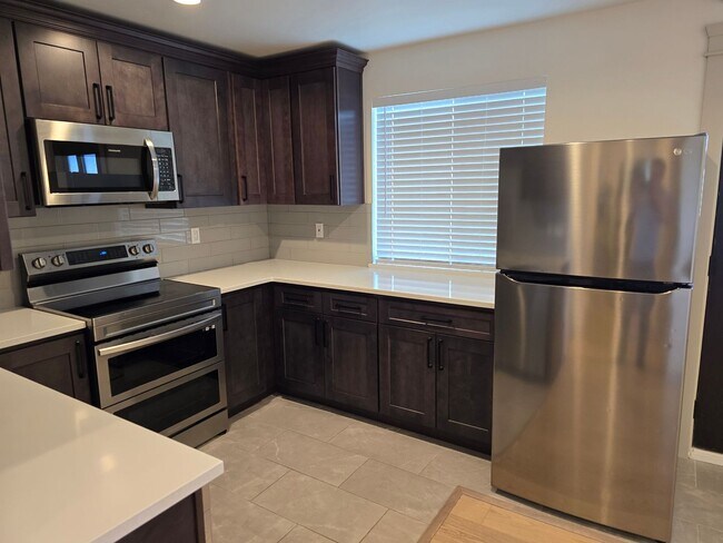 Foto del edificio - 1bed 1bath Home in Tacoma with lots of parking and W/D