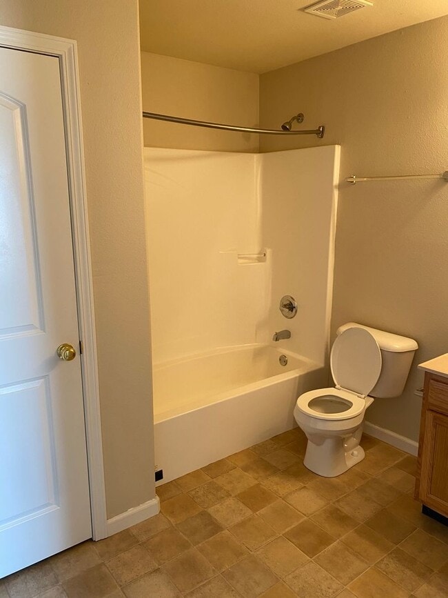 Building Photo - Beautiful one bedroom with a balcony!