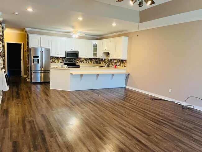 Updated kitchen with stainless appliances - 1005 Brookridge Ln SE