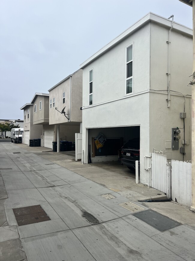 Building Photo - 208 30th St