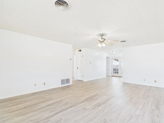 Foto del edificio - 100 NW Hills Dr