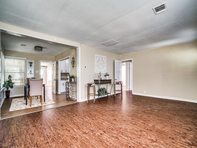 Building Photo - 507 Sutton Dr