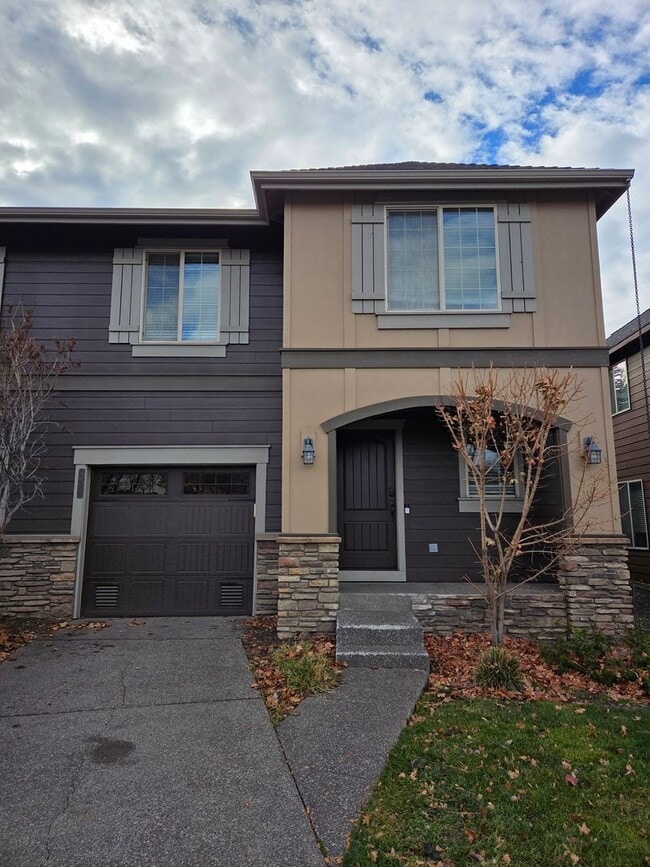 Building Photo - 2 story townhome close to trails!