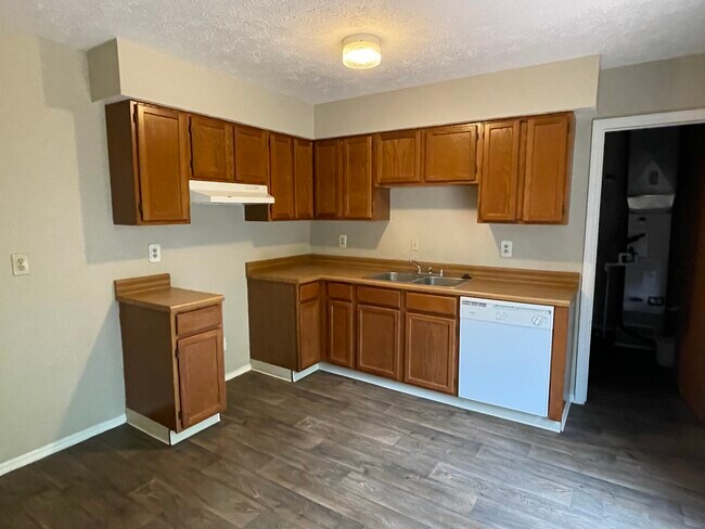 Building Photo - 3105 Charlotte Mill Dr