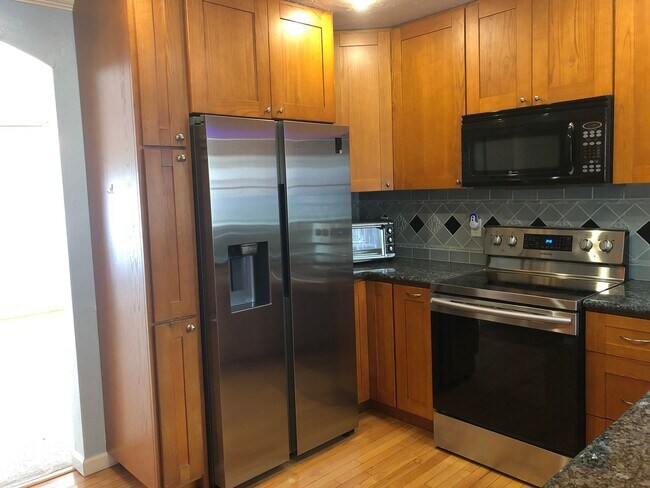 Foto del edificio - 3BD/1BA Home in Lovely Westwood Neighborhood