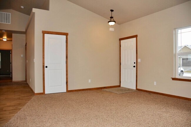 Building Photo - 4 bed 2 bath Northern Plains Community