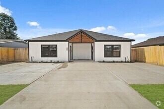 Building Photo - 6206 Lyndhurst Dr