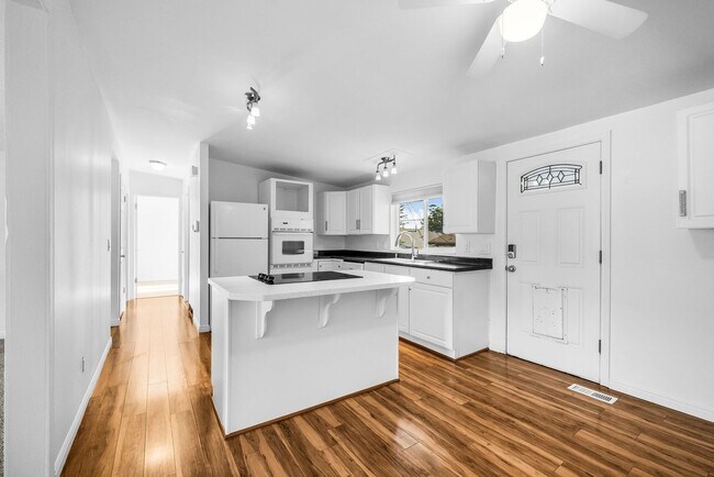 Foto del edificio - Spacious 4-Bedroom Layton Home with Finished Basement and 2-Car Garage