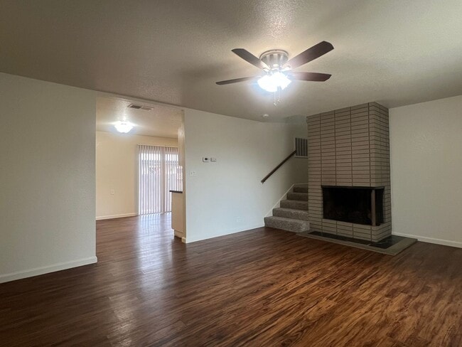 Foto del edificio - $500 OFF JAN RENT!  NICE UPDATED DUPLEX IN SACRAMENTO!!