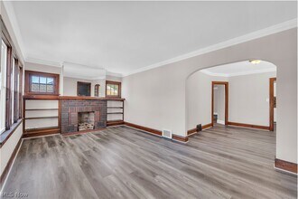 Building Photo - 10602 Langton Ave