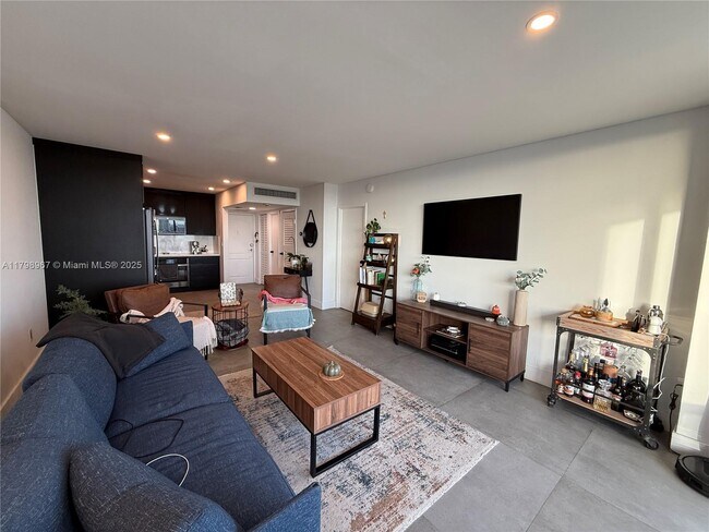 Building Photo - 3625 N Country Club Dr