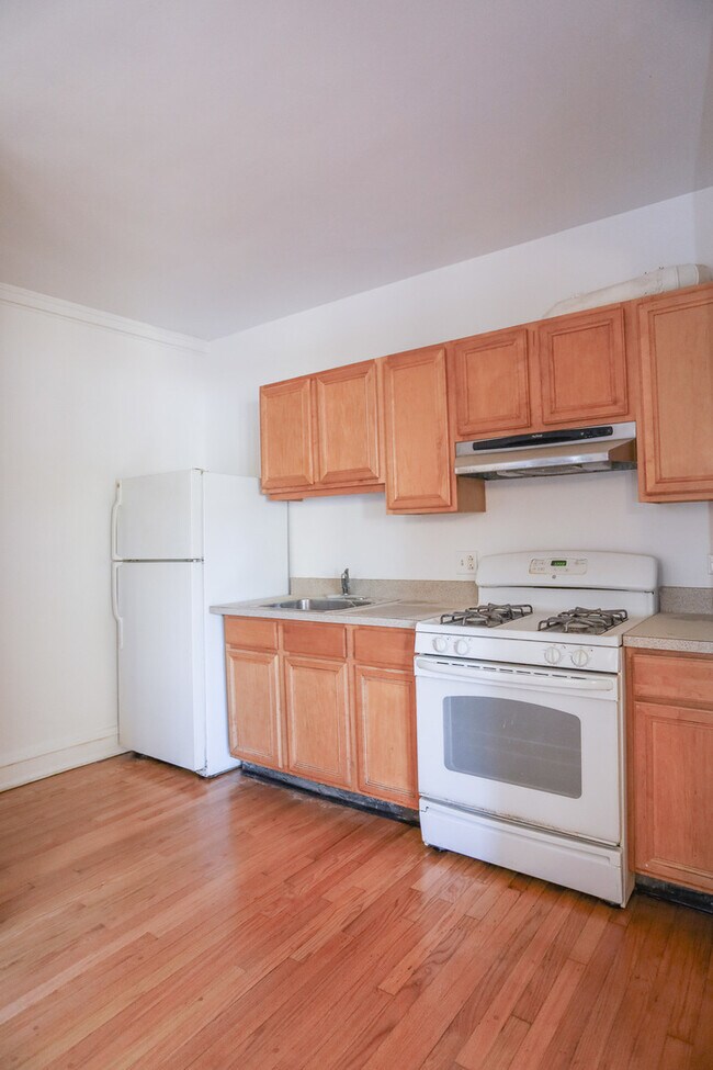 Building Photo - 2408 W Lunt Ave