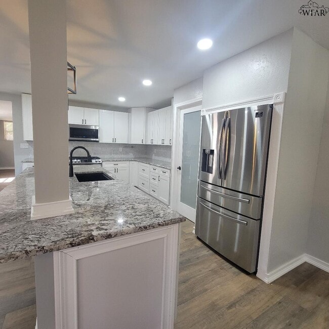 Building Photo - 4444 Phillips Dr