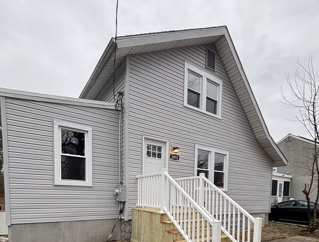 Foto del edificio - 2410 Cedar Ave