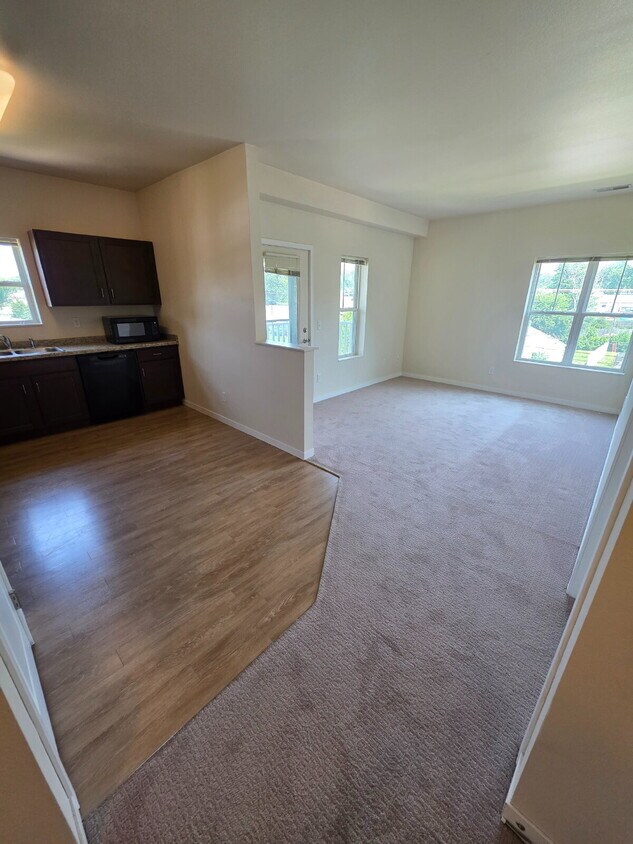 Foto principal - 2 Bedroom | 1 Bathroom 3rd Floor Apartment...