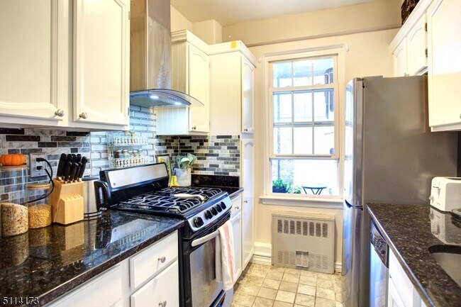 Building Photo - 5 Roosevelt Pl