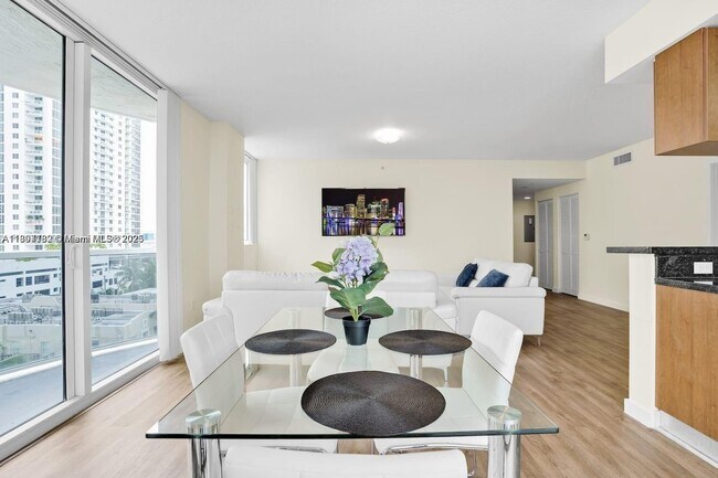 Foto del edificio - 601 NE 23rd St