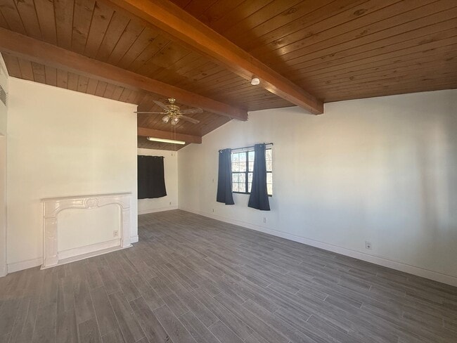 Building Photo - Palmdale 4 bedroom + 2 Bathroom