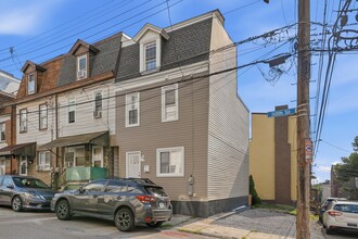 Building Photo - 302 38th St