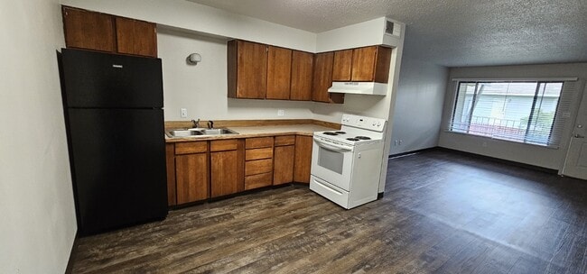 Building Photo - Twin Cedars