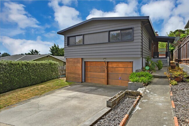 Building Photo - 2731 Maywood Dr