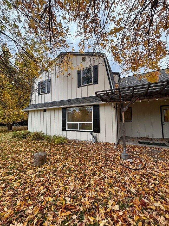 Foto del edificio - Spacious 4BR, 2.5BA home on 1.3 acres in Orchard Homes