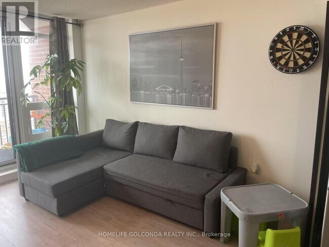 Photo du bâtiment - 830-2830 Lawrence Ave W
