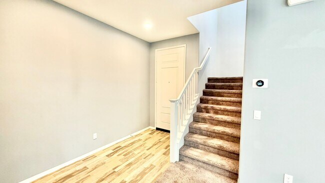 Foto del edificio - Lovely Two-Story Home on Corner Lot within...