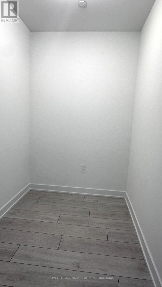 Photo du bâtiment - 5858 Yonge St